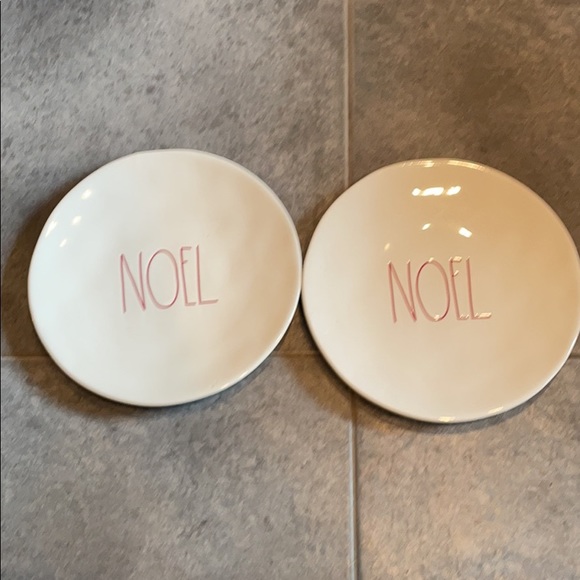Rae dunn set 2 noel dinner plates - Picture 2 of 2